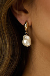 Arna Baroque Pearl Drop Earrings Gold/Pearl